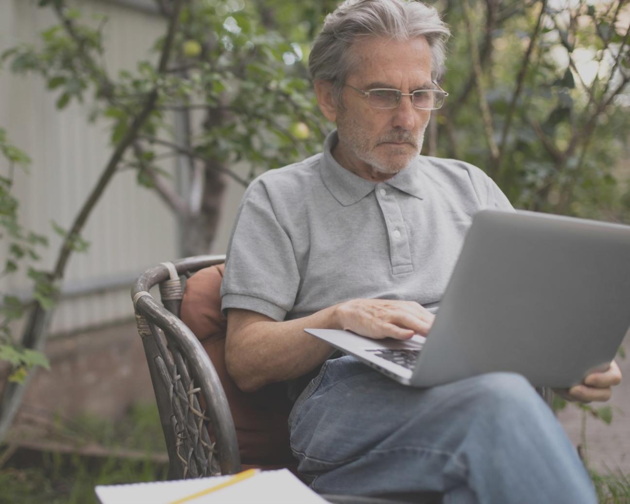 Documentos y gráficos financieros mostrando análisis práctico